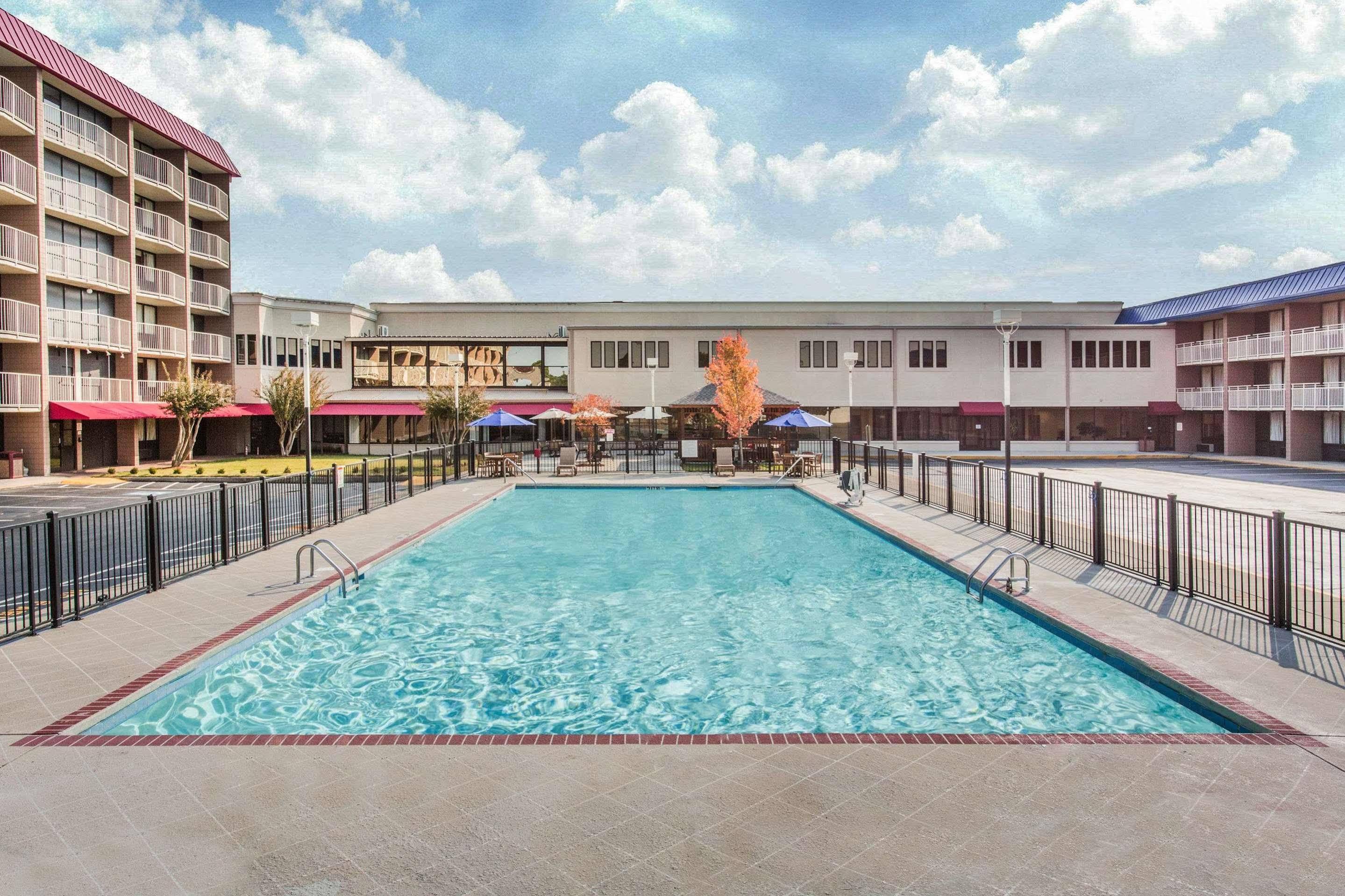 Baymont By Wyndham Fayetteville Fort Bragg Area Exterior photo