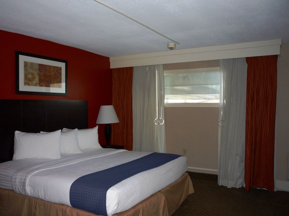 Baymont By Wyndham Fayetteville Fort Bragg Area Exterior photo