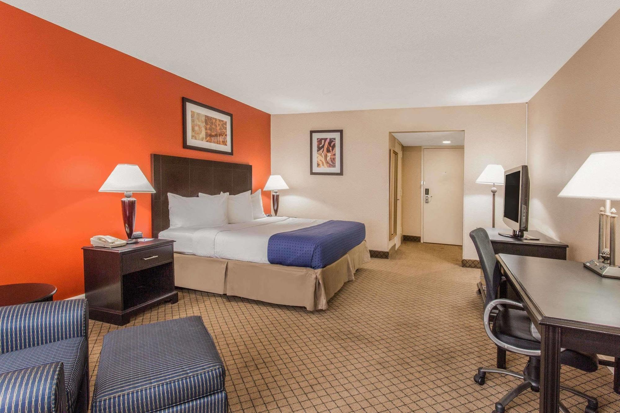 Baymont By Wyndham Fayetteville Fort Bragg Area Exterior photo