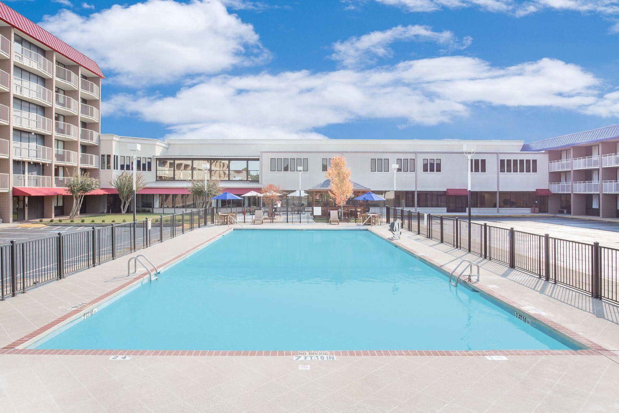 Baymont By Wyndham Fayetteville Fort Bragg Area Exterior photo
