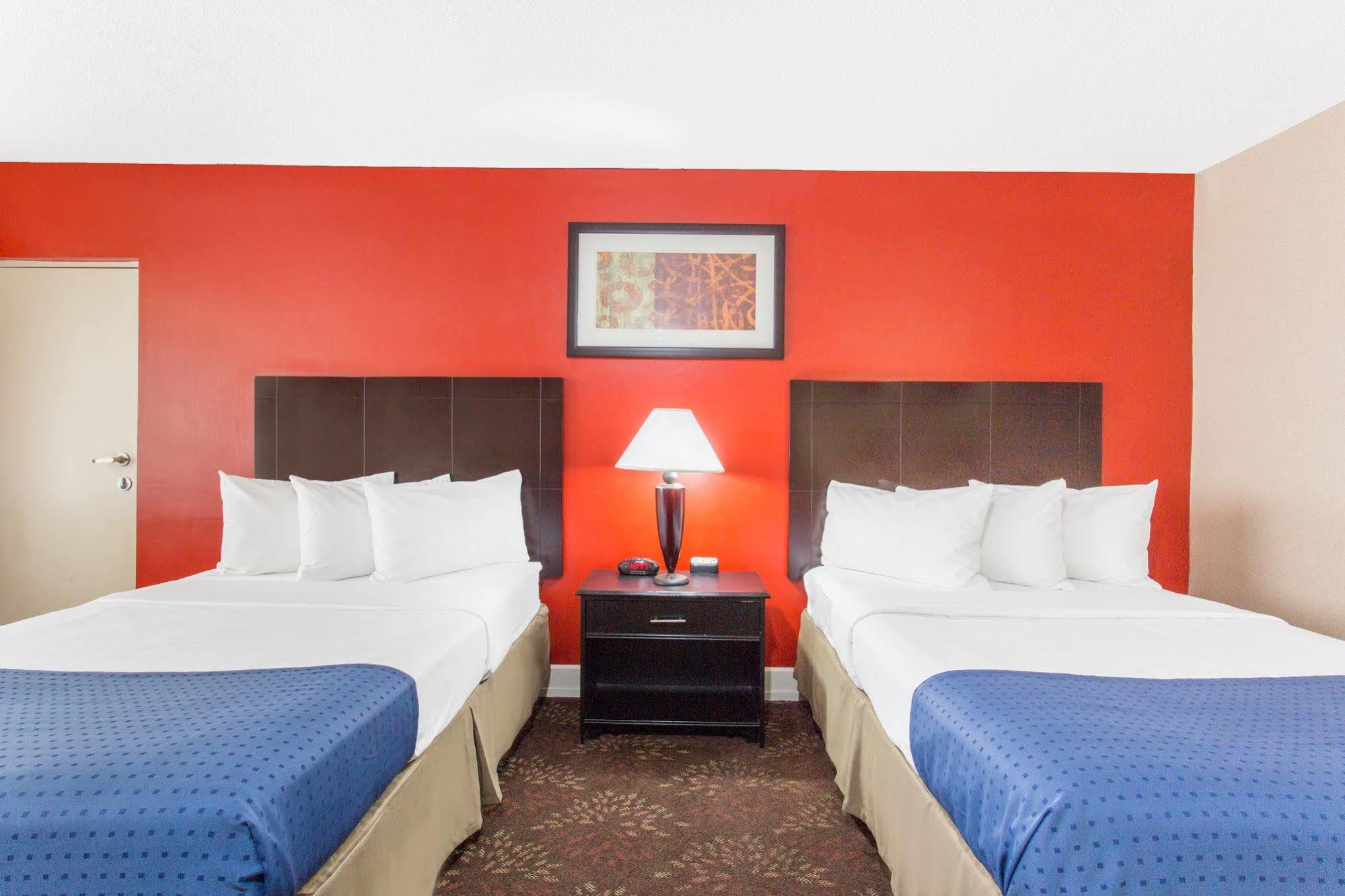 Baymont By Wyndham Fayetteville Fort Bragg Area Exterior photo